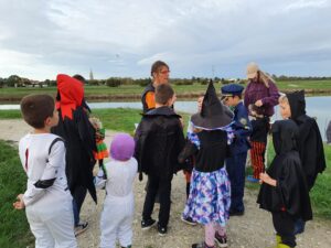 Les enfants sont déguisés pour la balade gourmande d'Halloween