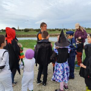 Les enfants sont déguisés pour la balade gourmande d'Halloween