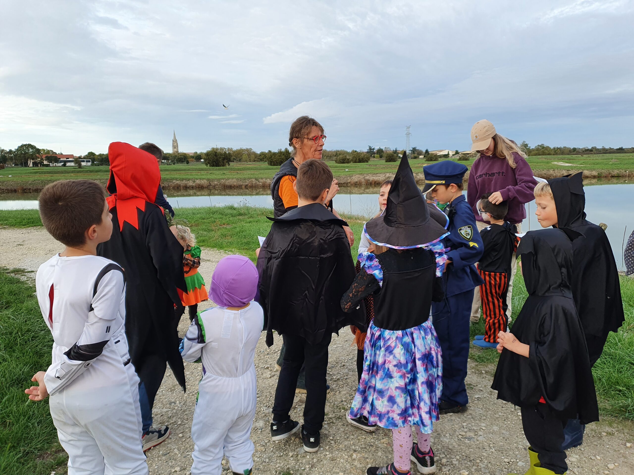Les enfants sont déguisés pour la balade gourmande d'Halloween